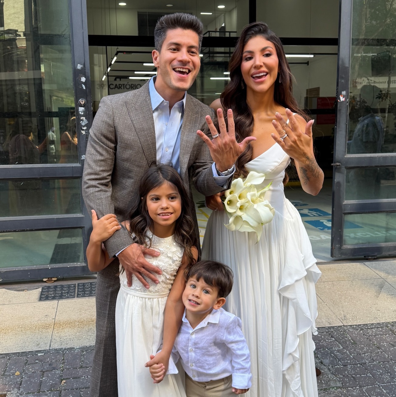 Arthur Aguiar e Jheny Santucci se casam com festa intimista