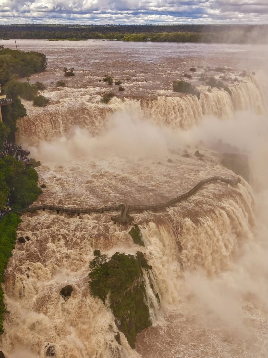 Impressionante! Com 8 milhões de litros de água por segundo, parque reabre passarela nas Cataratas do Iguaçu