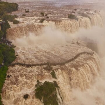 Impressionante! Com 8 milhões de litros de água por segundo, parque reabre passarela nas Cataratas do Iguaçu