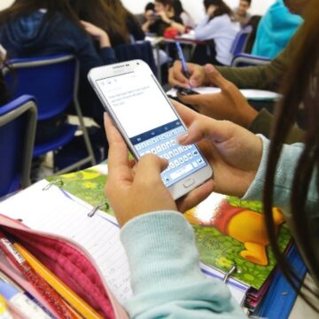 Proibição de celulares reduziu ansiedade dos alunos, avaliam 86% dos gestores escolares
