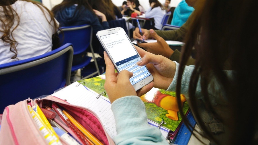 Proibição de celulares reduziu ansiedade dos alunos, avaliam 86% dos gestores escolares