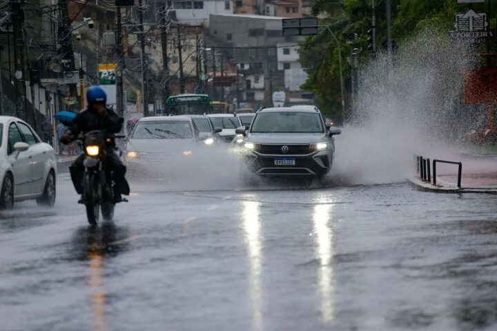 Inema emite alerta para chuvas e ventos intensos na Bahia até segunda-feira