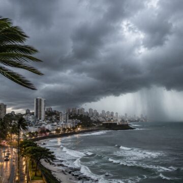 Frente fria muda o tempo em Salvador e traz chuva e ventos fortes a partir desta terça (14)