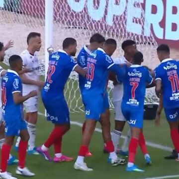 Confusão entre jogadores de Bahia e Fluminense marca amistoso no Maracanã