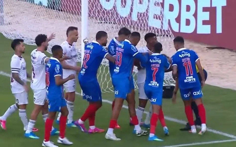 Confusão entre jogadores de Bahia e Fluminense marca amistoso no Maracanã