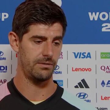 Courtois diz que queria seguir em campo, mas técnico decidiu substituí-lo contra a Espanha