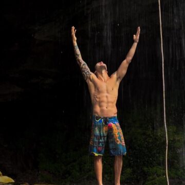 Daniel Cady faz trilha e visita cachoeira em Santo Amaro: ‘Alma lavada’