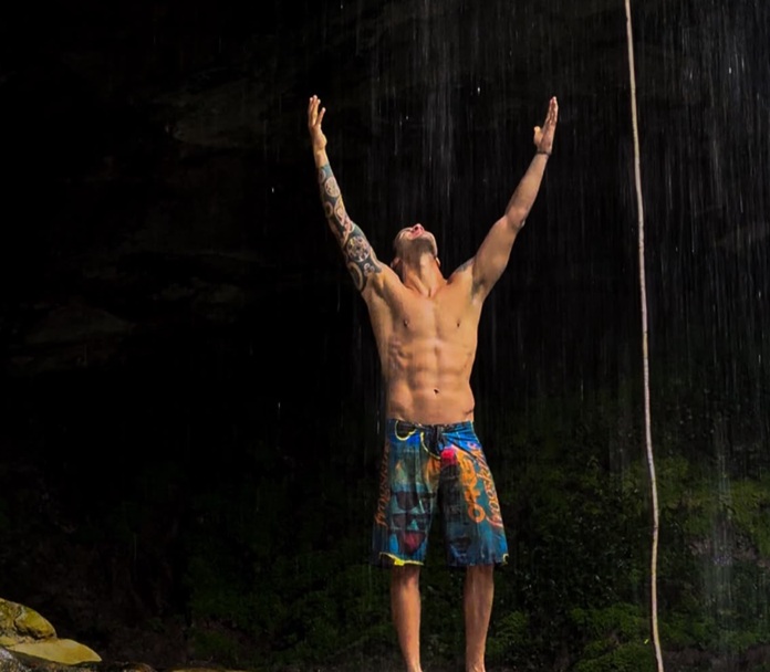 Daniel Cady faz trilha e visita cachoeira em Santo Amaro: ‘Alma lavada’