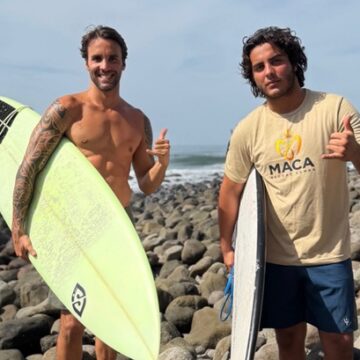 Daniel Cady aproveita dia de surfe ao lado do filho Marcelo em El Salvador