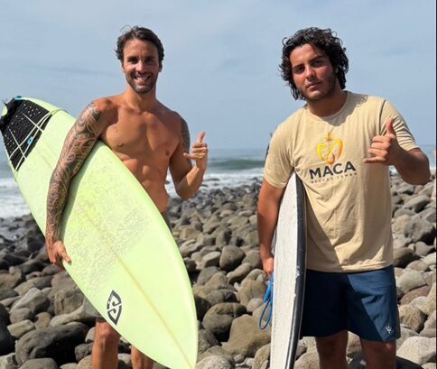 Daniel Cady aproveita dia de surfe ao lado do filho Marcelo em El Salvador