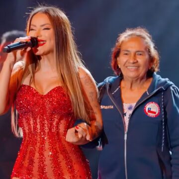 Em momento emocionante, Walkyria Santos divide palco com a mãe que perdeu a memória após AVC