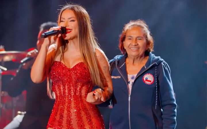 Em momento emocionante, Walkyria Santos divide palco com a mãe que perdeu a memória após AVC