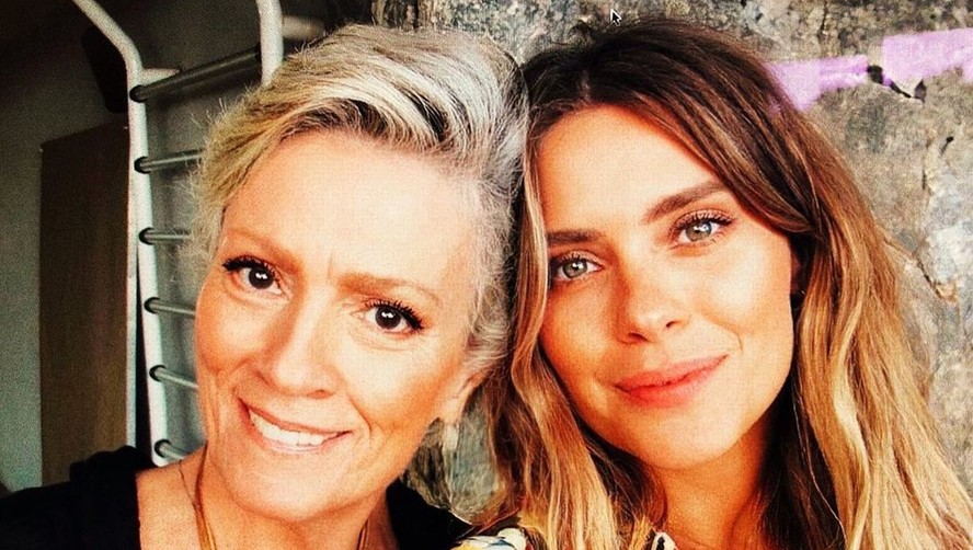 Carolina Dieckmmann desabafa sobre problemas da mãe com álcool: “Ficou muito mal”