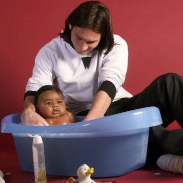 Foto de Messi dando banho em Yamal bebê volta a viralizar às vésperas da final da Copa do Mundo 2026