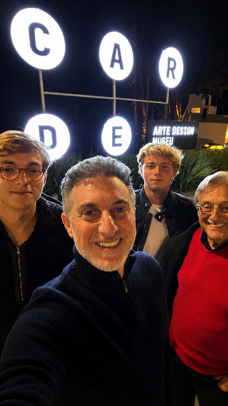 Luciano Huck visita museu de carros históricos com os filhos Benício e Joaquim e se encanta: “Uma joia rara”