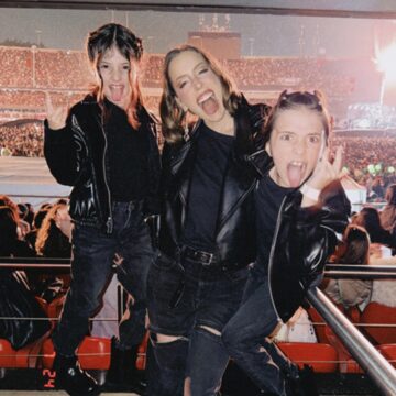 Fabiana Justus leva filhas gêmeas ao show de Harry Styles em São Paulo