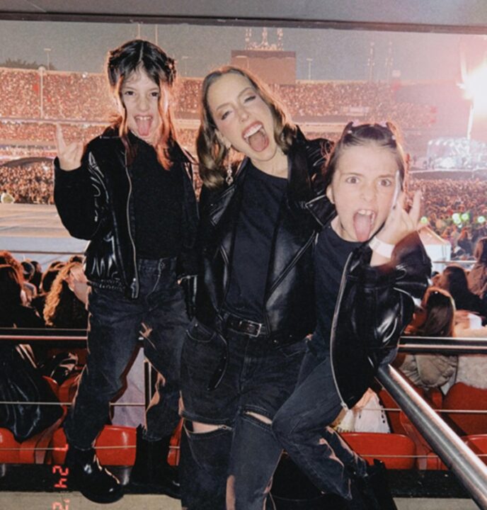 Fabiana Justus leva filhas gêmeas ao show de Harry Styles em São Paulo