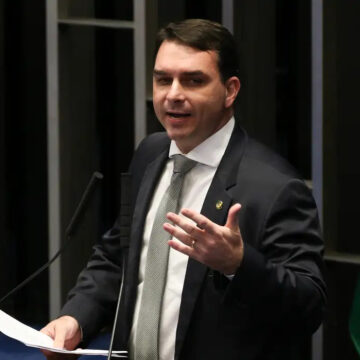 PGR pede que Flávio Bolsonaro seja ouvido por calúnia contra presidente Lula