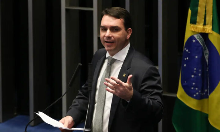 PGR pede que Flávio Bolsonaro seja ouvido por calúnia contra presidente Lula