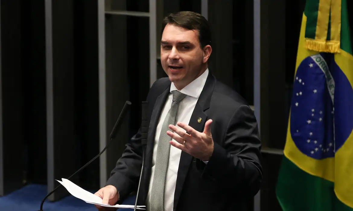 PGR pede que Flávio Bolsonaro seja ouvido por calúnia contra presidente Lula