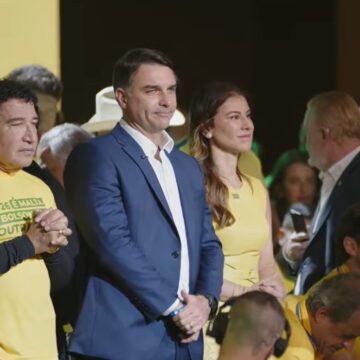 Flávio Bolsonaro lança candidatura à Presidência com discurso do pai feito por IA