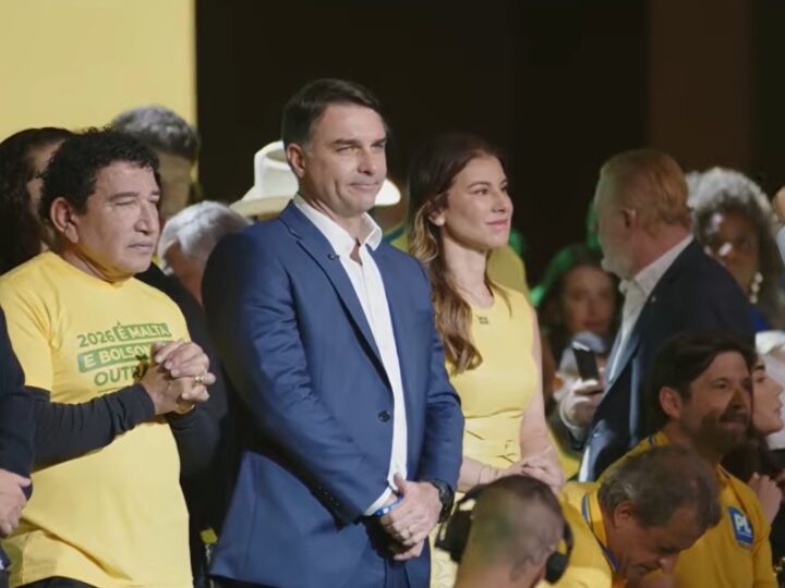 Flávio Bolsonaro lança candidatura à Presidência com discurso do pai feito por IA