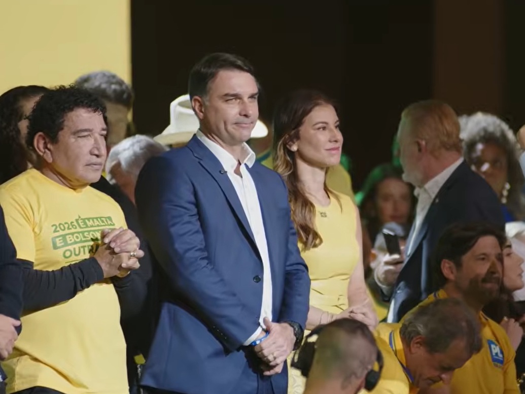 Flávio Bolsonaro lança candidatura à Presidência com discurso do pai feito por IA