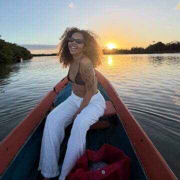 Ex-BBB Giovanna Pitel abre álbum de fotos na Ilha de Boipeba