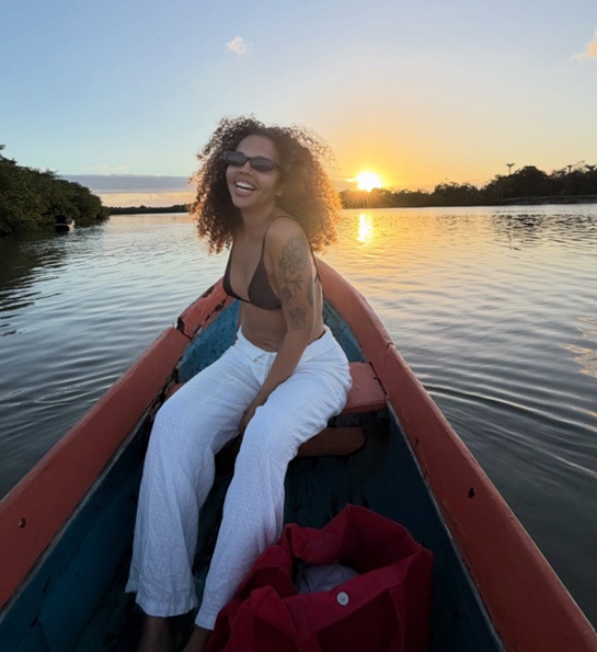 Ex-BBB Giovanna Pitel abre álbum de fotos na Ilha de Boipeba