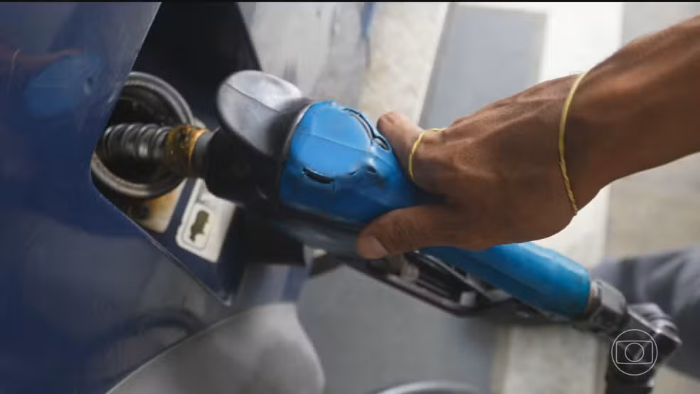 Governo deve prorrogar subsídio à gasolina por mais dois meses para conter alta dos preços