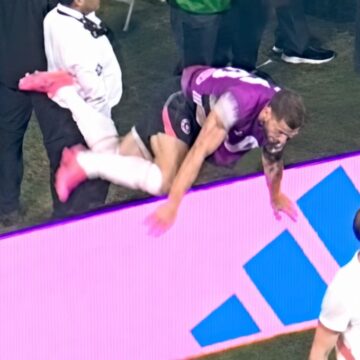 Vídeo: Jogador se machuca em comemoração da Inglaterra e é levado a hospital