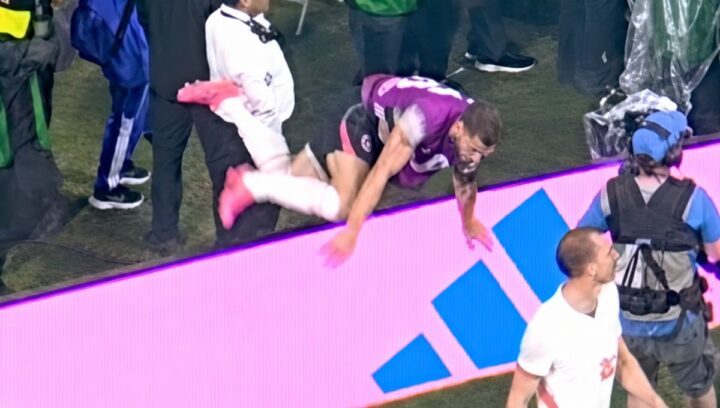 Vídeo: Jogador se machuca em comemoração da Inglaterra e é levado a hospital