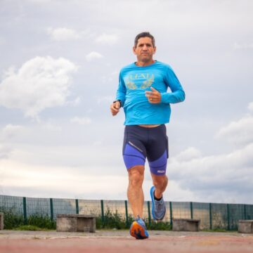 Conheça Henrique Lobo, ultramaratonista de 58 anos que planeja cruzar o Brasil em 120 dias