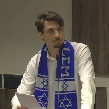 Filho de Jair Bolsonaro anuncia pré-candidatura a deputado federal: ‘Cumprindo a missão que meu pai deu’