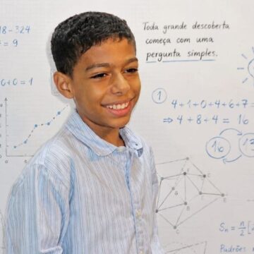 Menino brasileiro de 10 anos descobre padrão inédito na matemática e leva pesquisa à Bienal da área