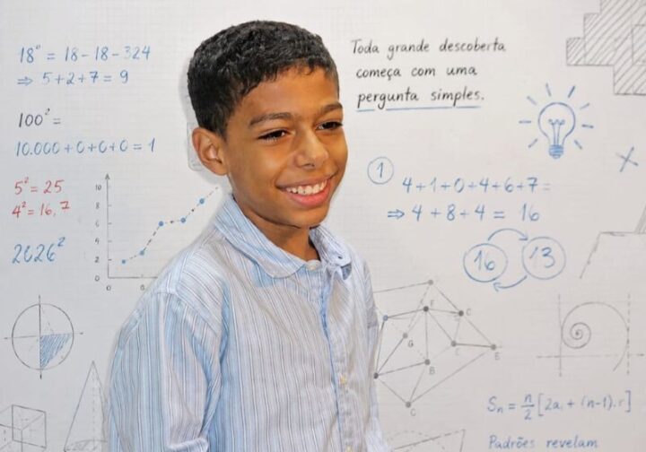 Menino brasileiro de 10 anos descobre padrão inédito na matemática e leva pesquisa à Bienal da área
