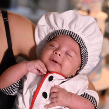 Filho de Lore Improta e Léo Santana ganha mêsversário temático de chef de cozinha; veja fotos