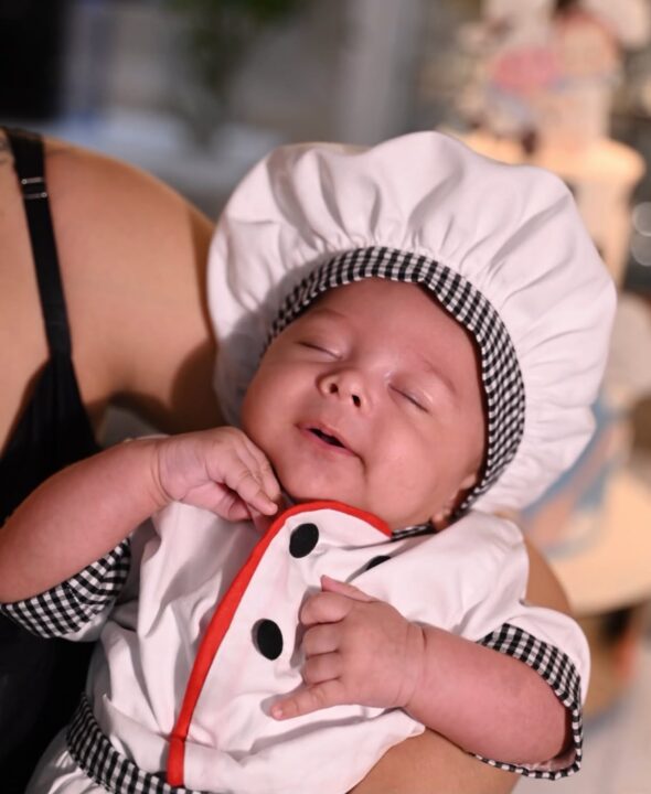 Filho de Lore Improta e Léo Santana ganha mêsversário temático de chef de cozinha; veja fotos