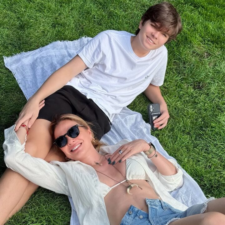 Luciana Gimenez encanta ao surgir com o filho caçula durante férias em Nova York
