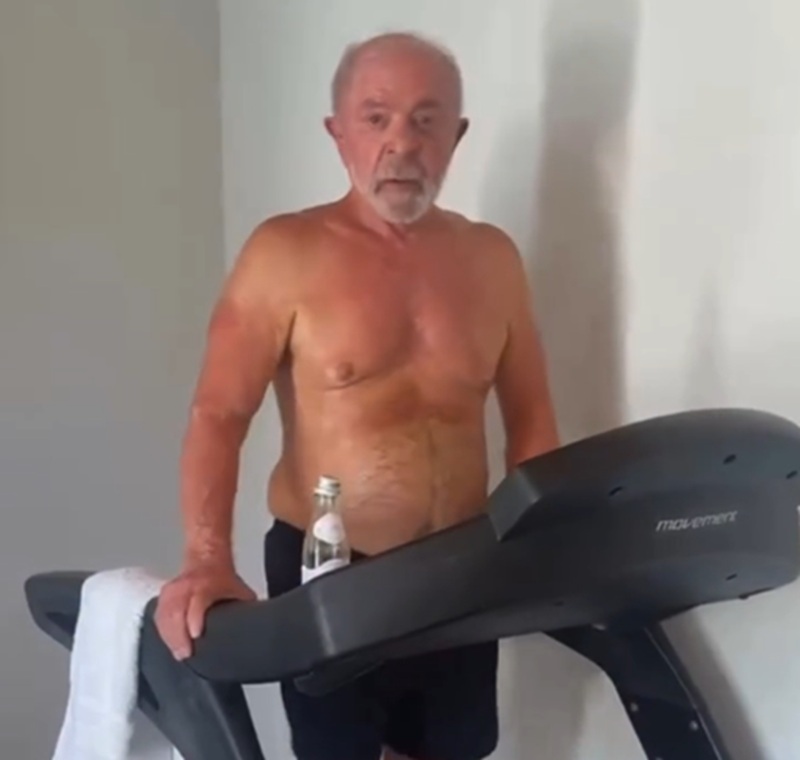 Lula publica vídeo sem camisa fazendo exercício físico: ‘Os anos passam para todo mundo’