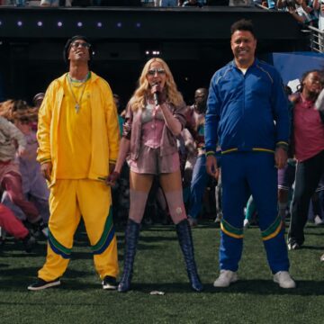 Madonna abre show do intervalo da Copa em carro dirigido por Ronaldo e Ronaldinho
