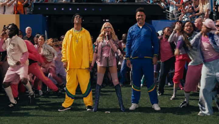 Madonna abre show do intervalo da Copa em carro dirigido por Ronaldo e Ronaldinho