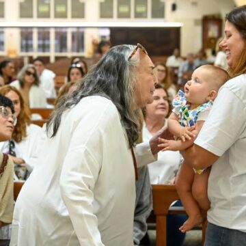 Mãe de Preta Gil se emociona durante missa que marcou um ano da morte da cantora