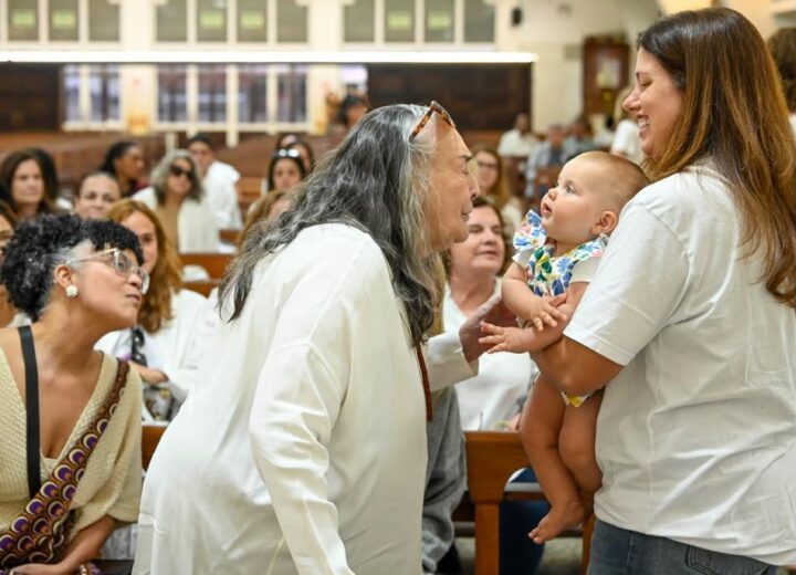 Mãe de Preta Gil se emociona durante missa que marcou um ano da morte da cantora