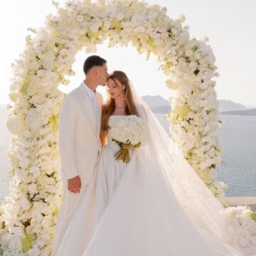 Jogador da Seleção, Gabriel Martinelli celebra união com Isabella Rousso em cerimônia íntima na Grécia