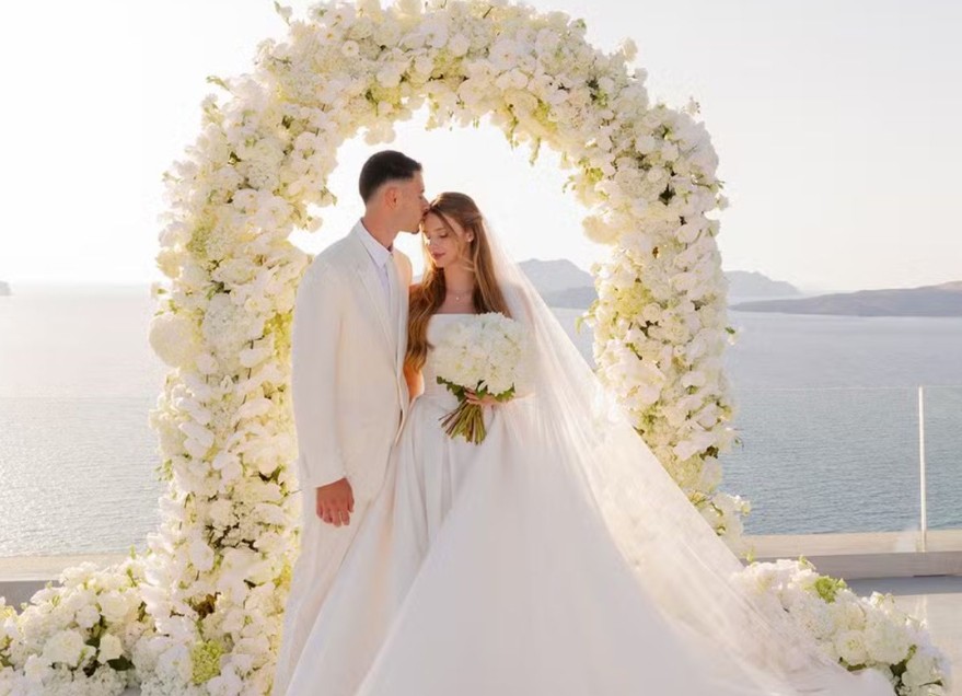 Jogador da Seleção, Gabriel Martinelli celebra união com Isabella Rousso em cerimônia íntima na Grécia