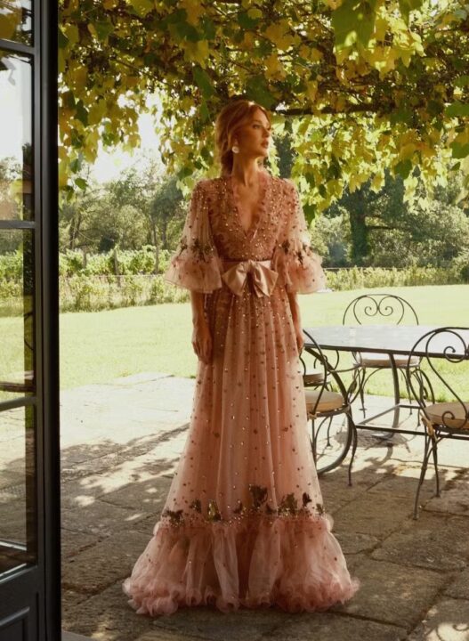 Marina Ruy Barbosa aposta em vestido romântico para casamento na França; veja detalhes