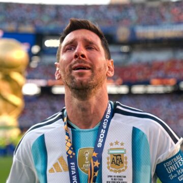 Messi chora ao receber medalha de segundo lugar após derrota na final da Copa