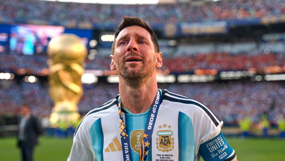 Messi chora ao receber medalha de segundo lugar após derrota na final da Copa