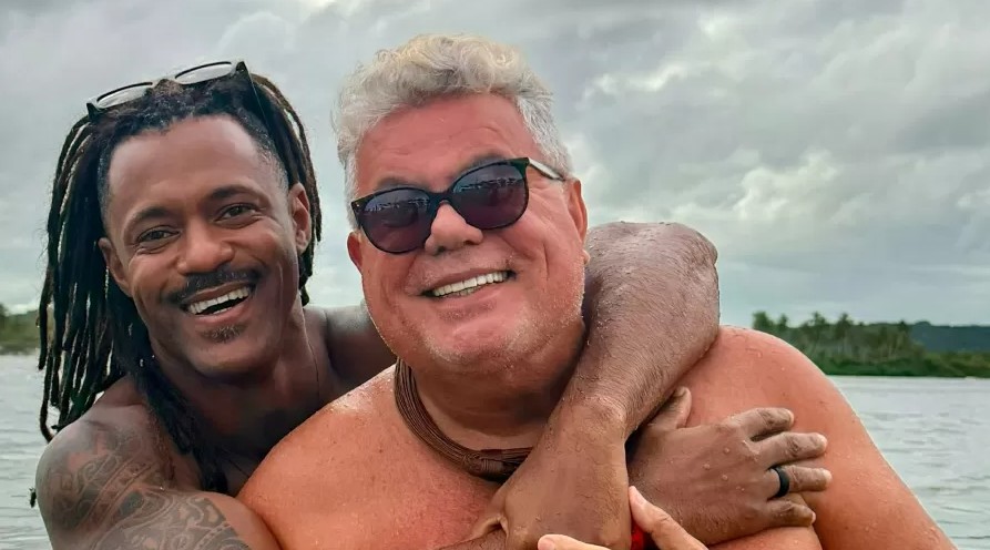 Milton Cunha posa ao lado de namorado em Maceió: “Amor lindo”